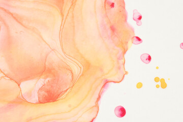 Obraz na płótnie Canvas Abstrakter Farbverlauf von orangen Wasserfarben mit weißem Hintergrund