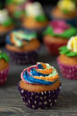 gebackener Cupcake mit bunter Verzierung auf Tisch