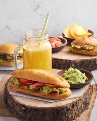 Sánduche de pernil de cerdo y salsa de guacamole con jugo y papas fritas 