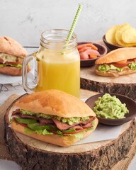 Sánduche de roast beef con salsa de guacamole, papas fritas y jugo de naranja