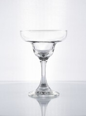 Copa de cristal con forma para margatitas en fondo blanco gris 