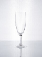 Copa de cristal con forma para champaña en fondo blanco gris 