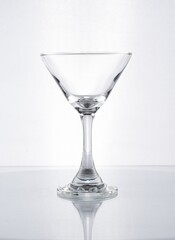 Copa de cristal con forma para martini o vino en fondo blanco gris 