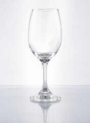 Copa de cristal con forma para o vino en fondo blanco gris 