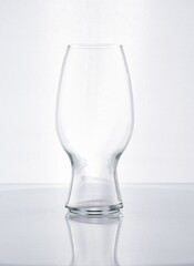Vaso de cristal con forma para cerveza o vino en fondo blanco gris 