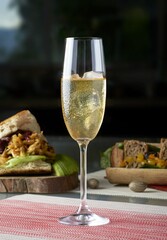 Copa de hidromiel con hielos sobre un fondo de cocina oscura con sandwiches de decoración 