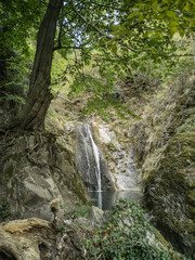 Fototapeta na wymiar Wasserfall in der Nähe des rumänischen Kurbads Baile herculane (Herkulesbad) in den Bergen des Domogled-Valea Cerne Nationalparks.
