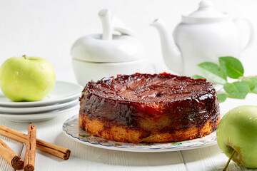 Inverted apple pie with cinnamon.