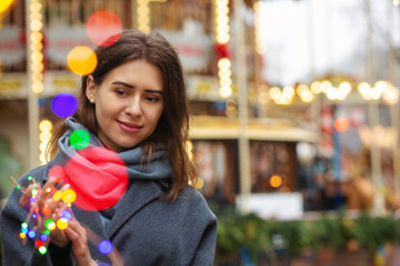 Obraz premium Pleased lady walking with bokeh light