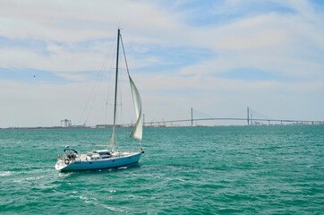 Barco navegando con puente al fondo  © Pilar