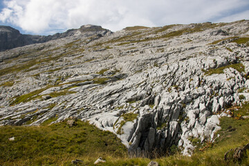 Le désert de Platé dans les alpes françaises en face du Mont Blanc, un ensemble calcaire formé...