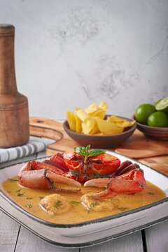 Cangrejo tradicional ecuatoriano con sopa de man&iacute;, canguil, tabla de picar, pl&aacute;tano maduro y pan