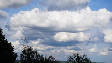 Fototapeta na wymiar Zachmurzenie na błękitnym niebie, Piękna letnia pogoda. Białe cumulusy.