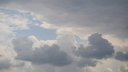 Zachmurzenie na błękitnym niebie, Piękna letnia pogoda. Białe cumulusy.