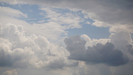 Zachmurzenie na błękitnym niebie, Piękna letnia pogoda. Białe cumulusy.