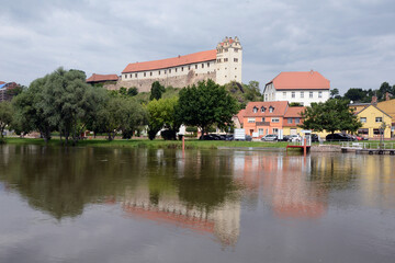 Fototapeta na wymiar Saale und Burg Wettin