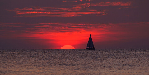 morze, zachód słońca jacht
