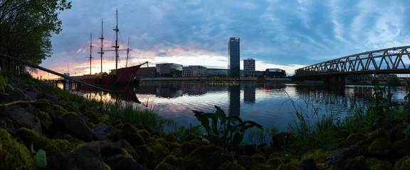 Panorama der Überseestadt, Bremen, Deutschland, ein Gewerbegebiet mit moderner Architektur an der Weser bei Sonnenuntergang © Felix Busse Phtgrphy