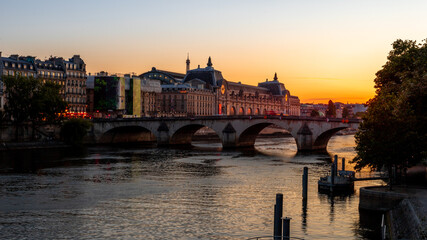 Fototapeta premium Le Pont royal en premier plan, en second le musé d'Orsay