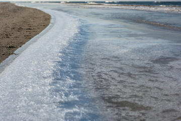Morze skute lodem. Mróz maluje obrazy na tafli wody, Faktura i struktura, tło.