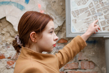 Piękna młoda kobieta pozuje w mieście
 - obrazy, fototapety, plakaty