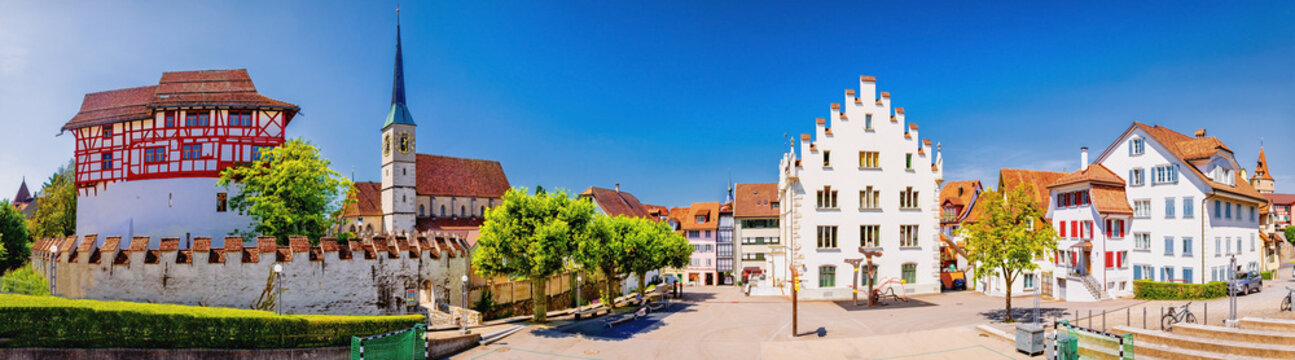 Kantonshauptstadt Zug mit Burg und Kirche, Schweiz