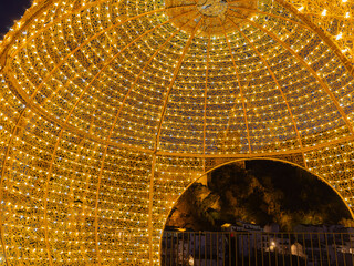 Decoración de navidad de una bola gigante alumbrada con luces amarillas en el pueblo de Cazorla, España en diciembre de 2019