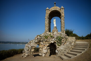 Obraz premium the oratory of grainfollet on the village of saint sulliac on brittany in france