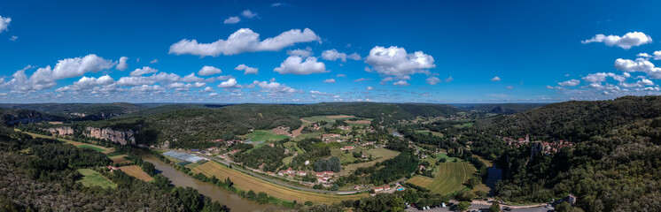 Saint-Cirq-Lapopie (Lot, France) - Vue aérienne panoramique de la basse vallée du lot et du village médiéval