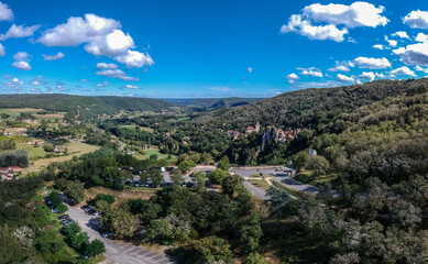 Fototapeta na wymiar Saint-Cirq-Lapopie (Lot, France) - Vue aérienne panoramique du village médiéval