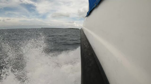 eine Bootsfahrt mit einem Speedboot auf den Malediven