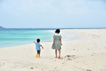 海岸を散歩する兄弟