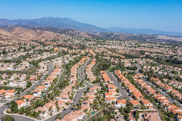 Aerial view of homes in a row, a modern suburban community - obrazy, fototapety, plakaty