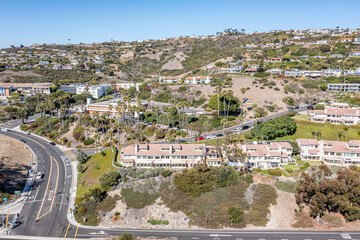 Obraz premium Aerial view of apartments on a hill in a suburban California neighborhood.