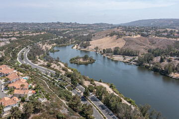 Obraz premium Aerial view of homes on a hill overlooking a lake in Southern California.