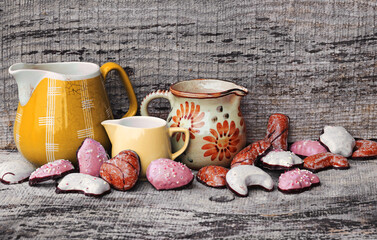 Bunte Lebkuchen und alte Kaffeekannen auf einem Holzuntergrund

