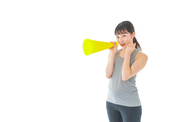 スポーツの応援をする若い女性