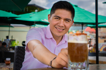 Naklejka premium Portrait of man drinking beer in a restaurant