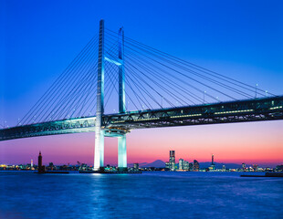 神奈川県　横浜市　ベイブリッジと横浜市街の夕景