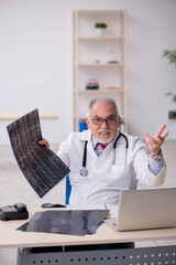 Obraz premium Old male doctor radiologist working in the clinic