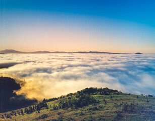 美幌峠から早朝の屈斜路湖の雲海と青空