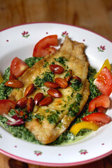 Schollenfilet an Spinat mit Mandeln und Petersilienbutter | Fischrezept
