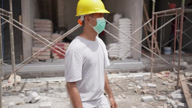 constraction worker wearing face mask on site preventing virus spread