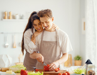 Obraz na płótnie Canvas loving couple is preparing the proper meal
