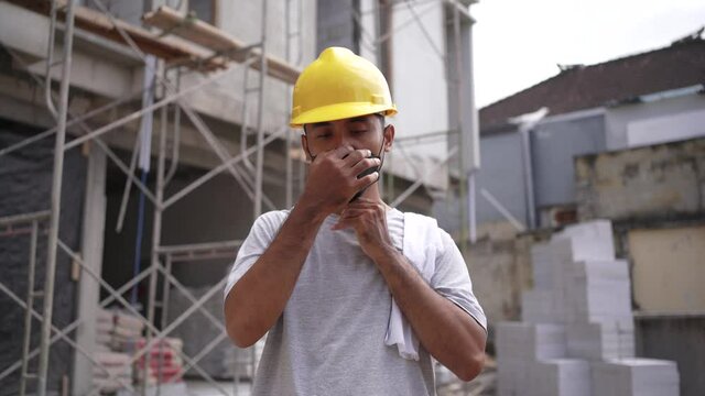 constraction worker wearing face mask on site preventing virus spread