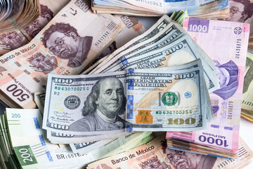 Amounts spliced ​​banknotes five hundred one hundred Mexican pesos