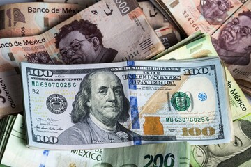 Amounts spliced ​​banknotes five hundred one hundred Mexican pesos