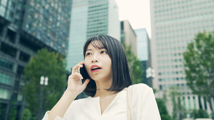 スマホで通話する女性