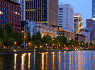 Fototapeta premium 皇居の内堀に映る丸の内の夜景