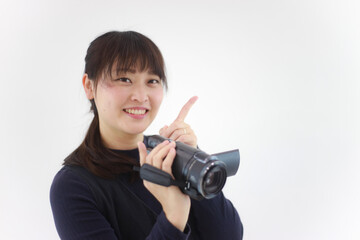 ビデオカメラで撮影する女性